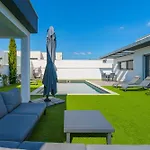 Βίλα Mauricio With Jacuzzi And Private Swimming Pool